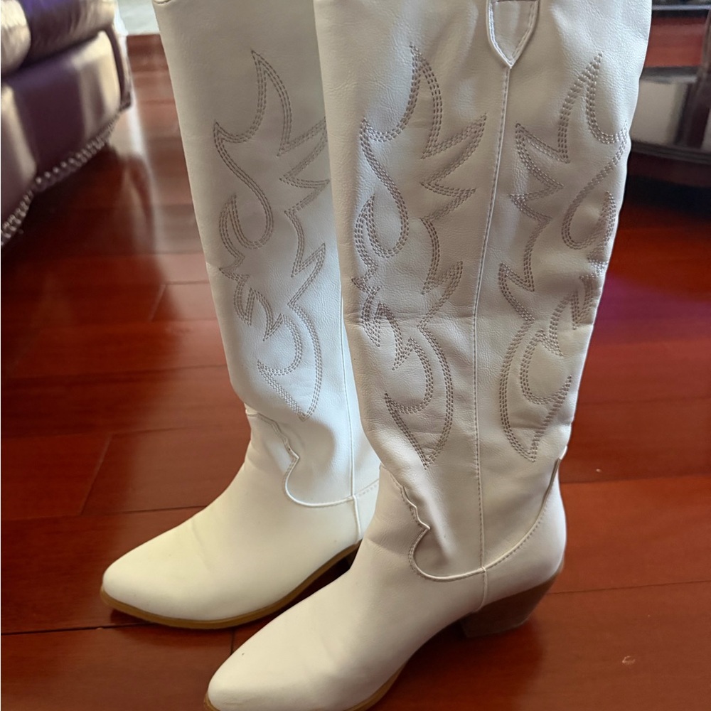 White Embroidered Women's Cowboy Boots